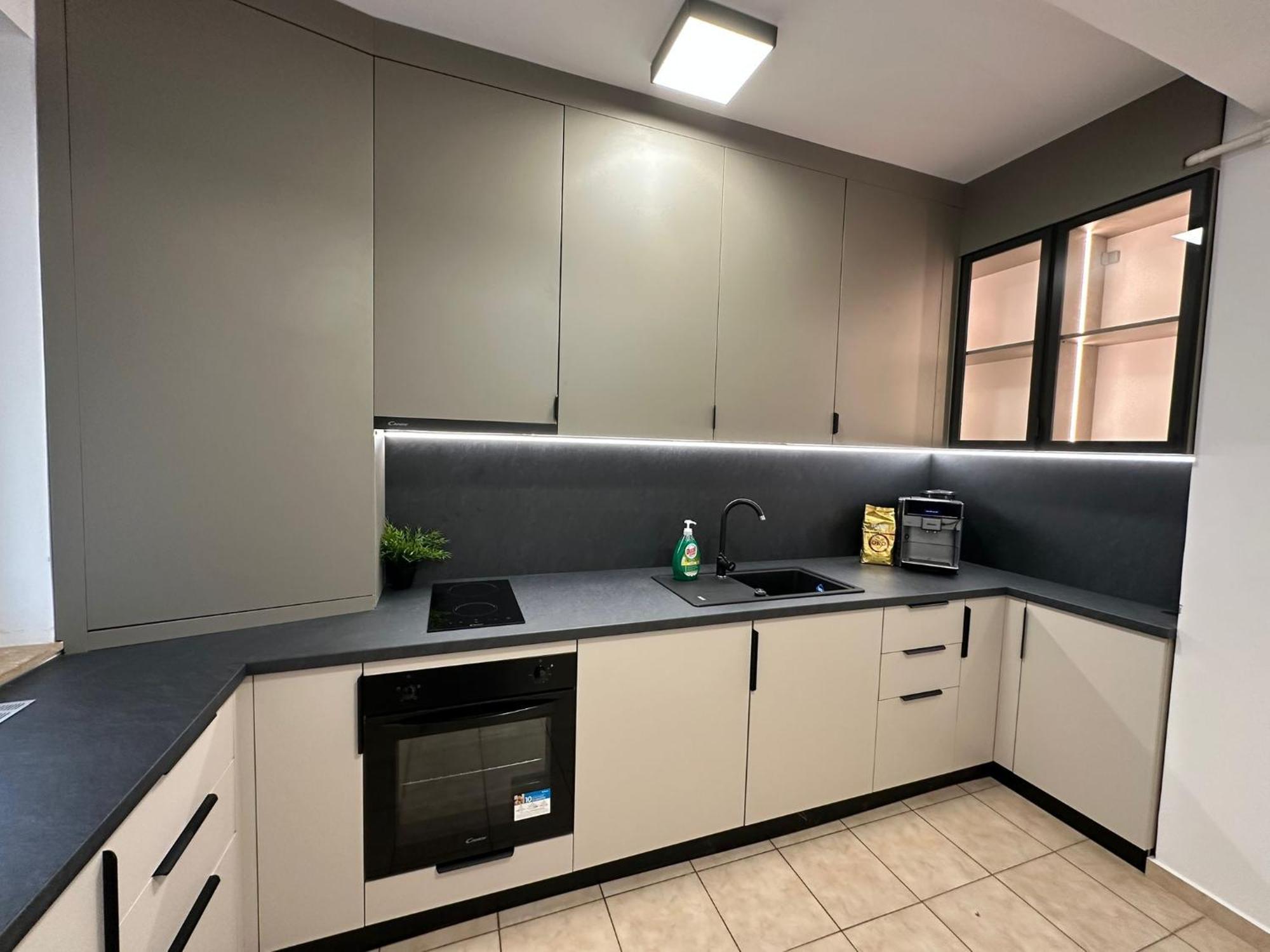 CENTRU UNIRII LUXURY VIP PALMIER Apartament 2 camere cu TERASA exterioara amenajata ! Parcare subterana privata climatizata si supravegheata video dar doar cu rezervare in limita locurilor disponibile !PROPRIETATE IN REGIM HOTELIEP - NU ARE BUCATARIE Bucureşti Exterior foto